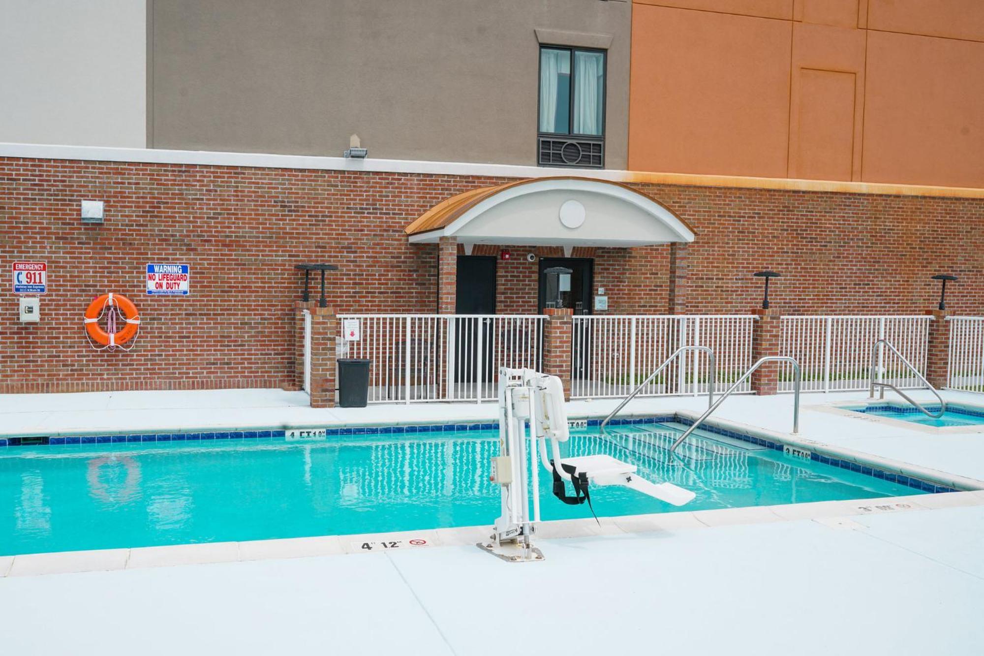 Holiday Inn Express Hotel & Suites Hope Mills-Fayetteville Airport By Ihg Exteriér fotografie