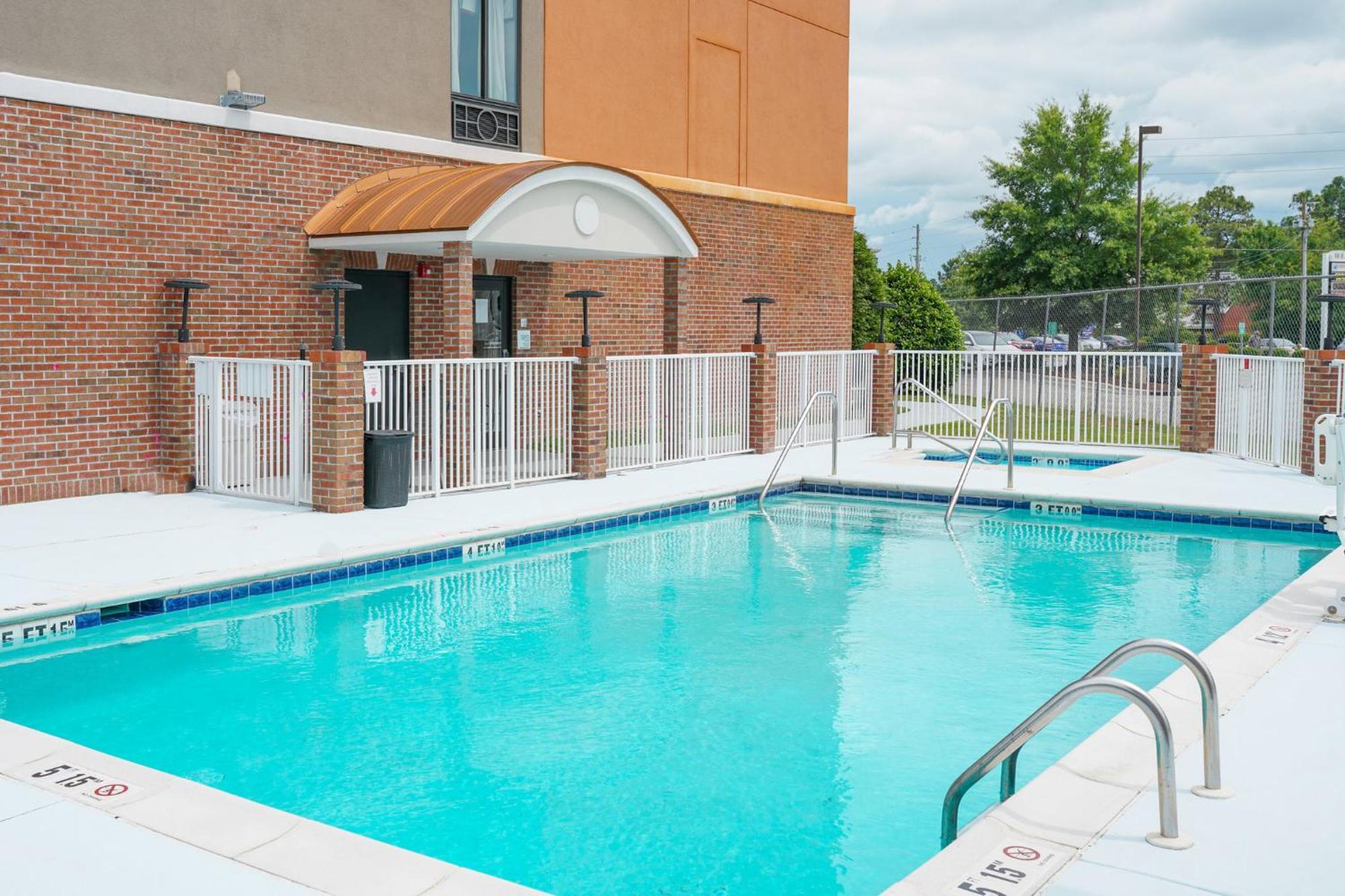 Holiday Inn Express Hotel & Suites Hope Mills-Fayetteville Airport By Ihg Exteriér fotografie